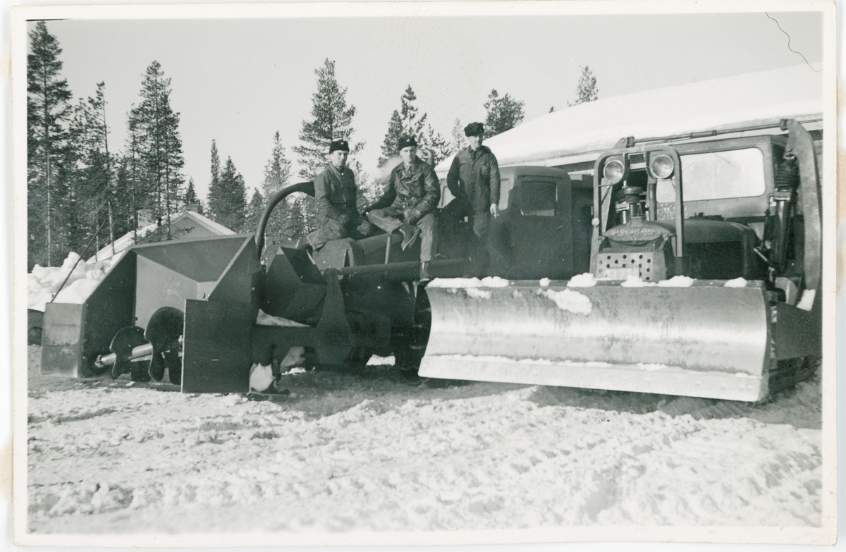 Militärer vid snöslunga och snöplog, Uppland