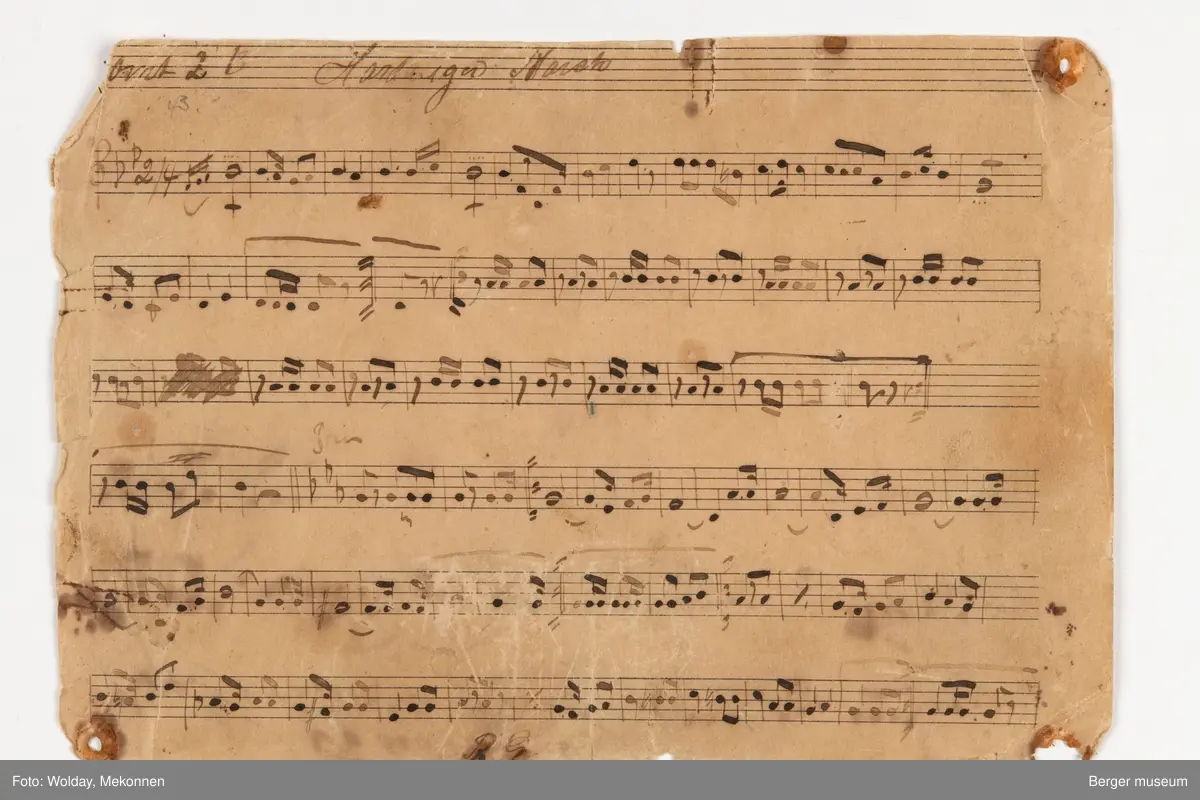 Håndskrevne noteark til "Hardanger marsj ". Det er seks noteark i med noter til forskjellige instrumenter. Arkene er trykt med notelinjer, mens notene er håndskrevne.