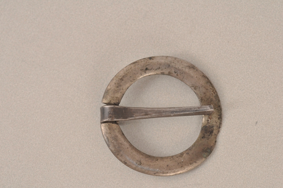 Slett ring med torn, slitt og med skade på torn.