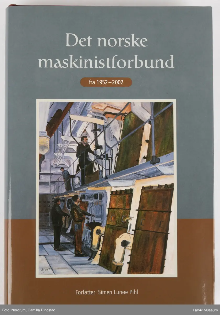 Bok med omslag om Det norske maskinistforbund fra 1952 - 2002 v/forfatter Simen unøe Phil.