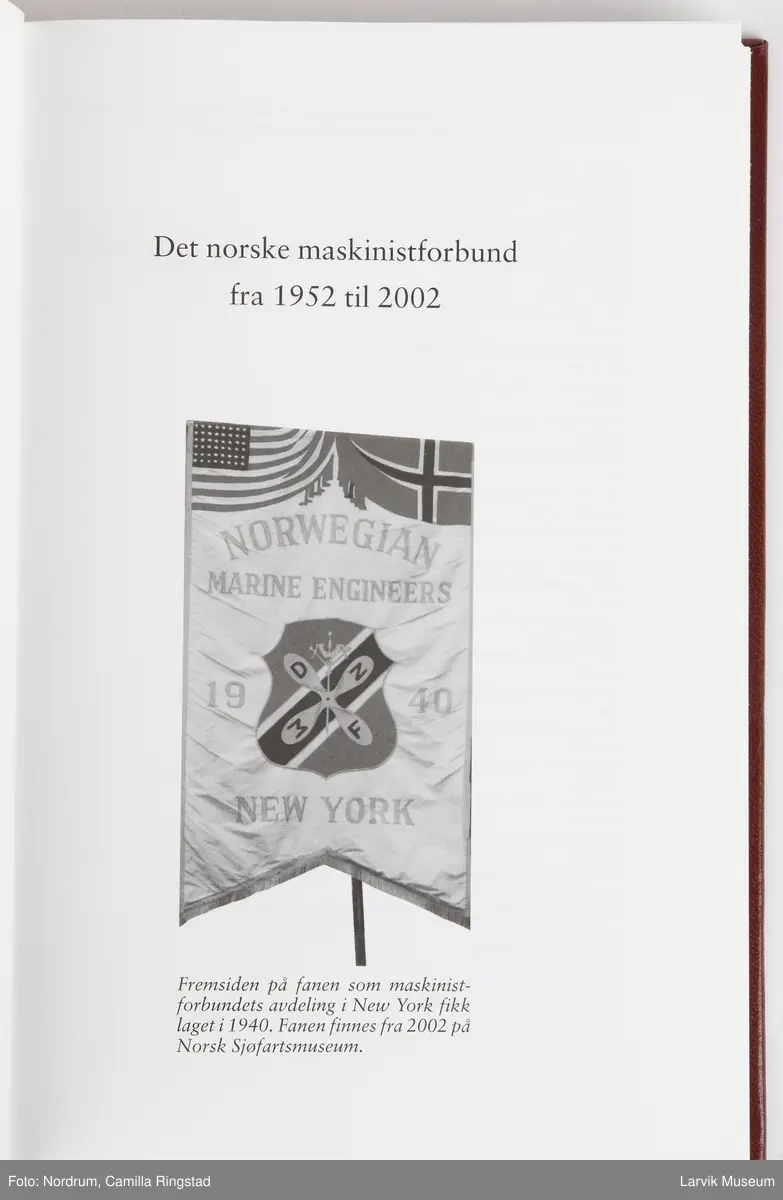 Bok med omslag om Det norske maskinistforbund fra 1952 - 2002 v/forfatter Simen unøe Phil.