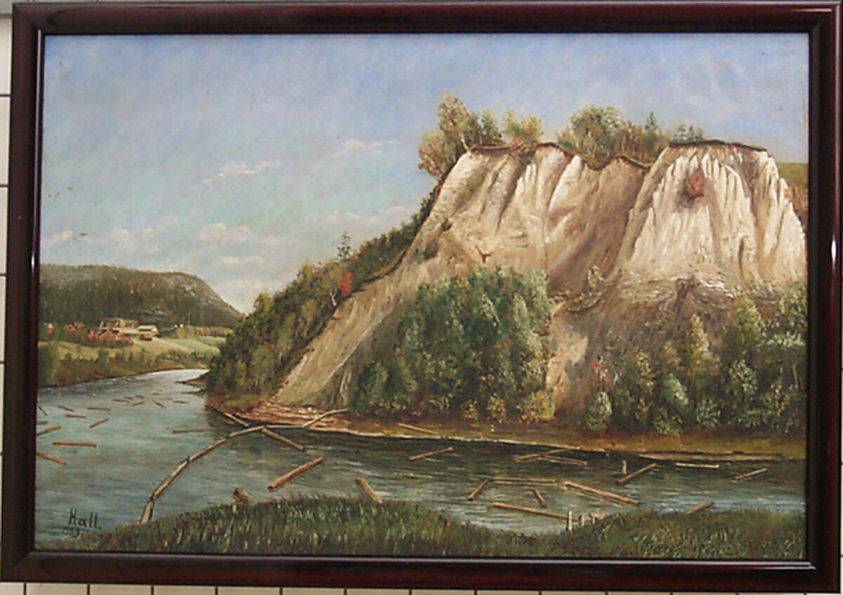Historisk bild av sommarlandskap vid Ångermanälven. Landskapet är genomskuret av breda vatten, älvar. Centralt åt höger i bilden en delvis skogbevuxen hög höjd med rasbranter, nipa. I förgrunden en grön landremsa, på vattnet flyter timmer, till vänster älven med jordbruksbygd sluttande från trädbevuxen hög bergrygg. 

Ram: 2,5 cm, mahognyfärgad.