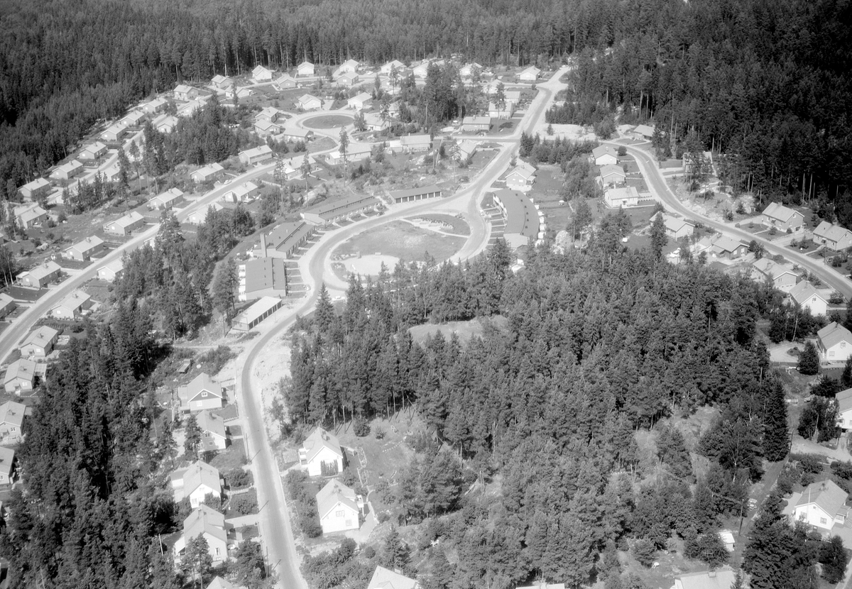 Del av Boxholm från ovan. I blickfånget Holavedsplan och Linnéplan samt övrig bebyggelse utmed Fällhagsvägen och Österskogsvägen med flera gator.