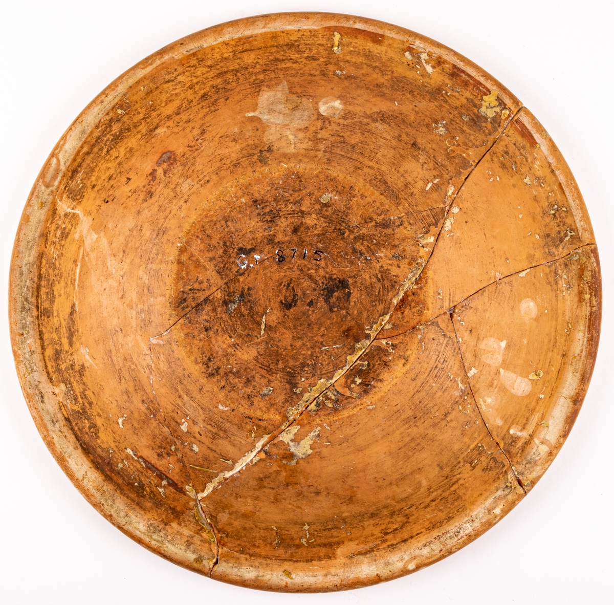 Lerfat, invändigt glaserat i gult, dekor i brunt och grönt. 1799, spräckt.