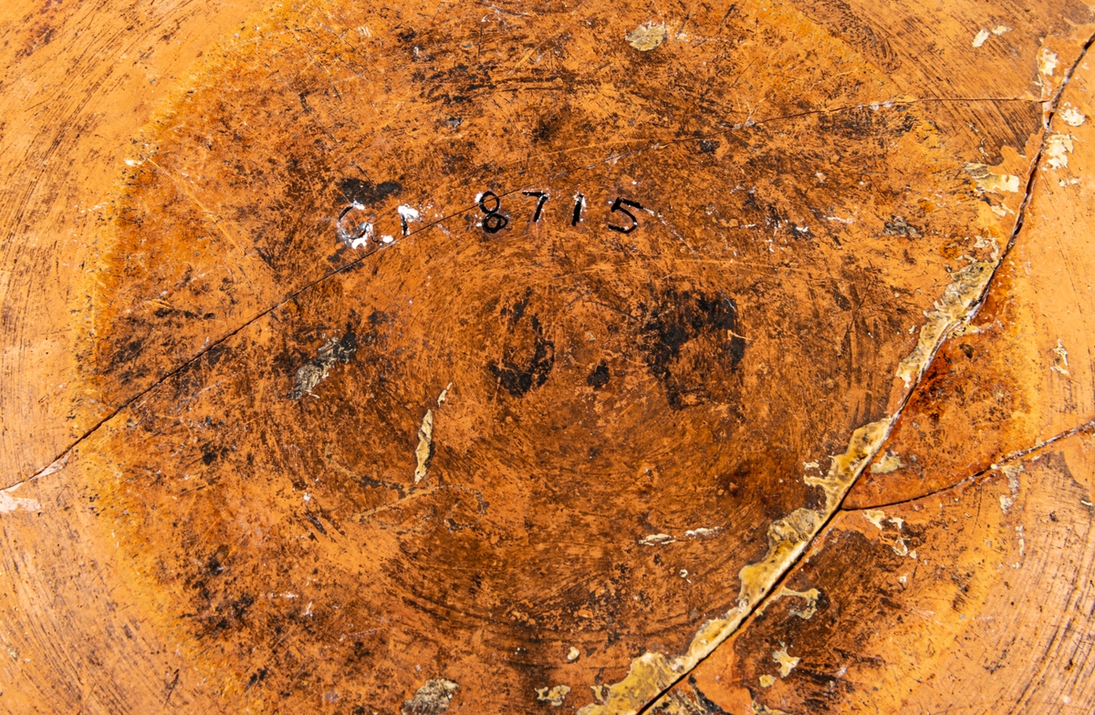 Lerfat, invändigt glaserat i gult, dekor i brunt och grönt. 1799, spräckt.