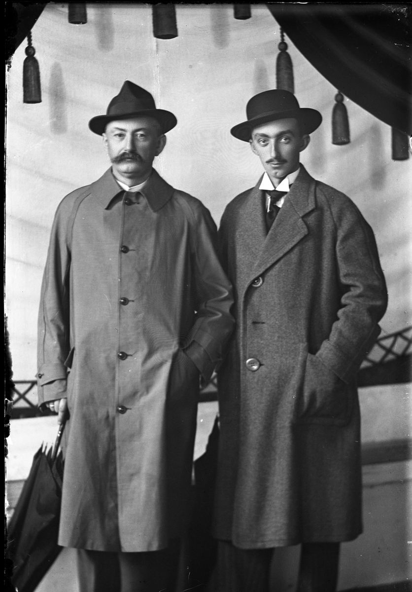 Portrett av to menn i frakk