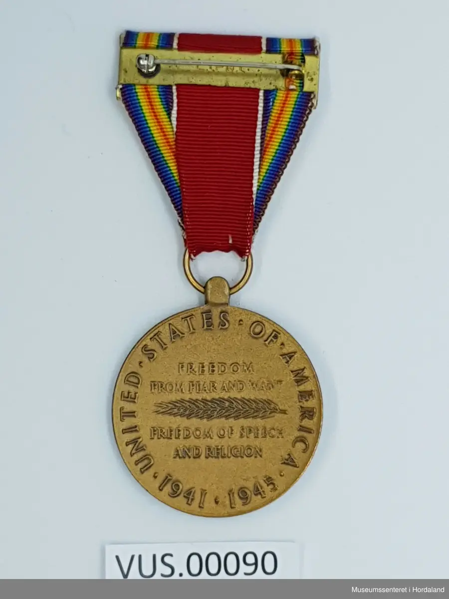 Bronsemedaljen har 3,5 cm omkrets. Forsiden er en frigjøringsfigur som står i full lengde med hodet vendt mot høyre og ser til en ny dags morgen, høyre fot hviler på en krigsguds hjelm med et knust sverd i høyre hånd og et knust blad i venstre hånden, inskripsjonen WORLD WAR II plassert rett under midten. På baksiden er inskripsjoner for de fire frihetene: FREEDOM FROM FEAR AND WANT og FREEDOM OF TALE AND RELIGION adskilt av en palmegren, alt innenfor en sirkel sammensatt av ordene UNITED STATES OF AMERICA 1941 1945. 

Medaljens opphengs- og servicebånd er 3,5 cm bredt og består av følgende striper: dobbel regnbue i sidestilling (blues, greener, gule, røde (i midten), gule greener og blues);  hvit 67101; senter 9⁄16 tommer Old Glory Red 67156;  hvit; og  dobbel regnbue ved siden av hverandre. Regnbuen på hver side av båndet er en miniatyr av mønsteret som ble brukt i seiermedaljen fra første verdenskrig. 