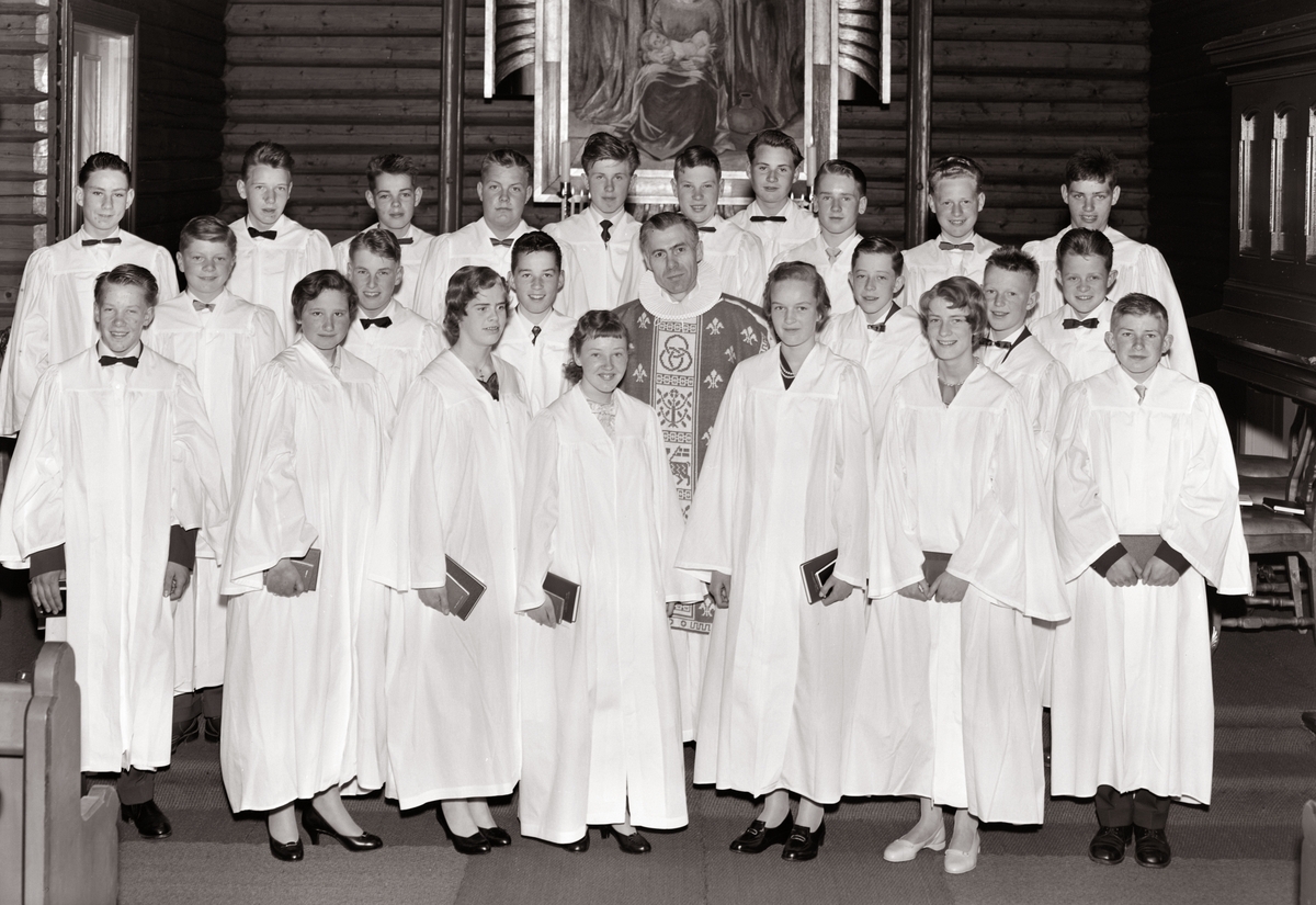 vre-vang-kirke-s-ndag-10-mai-1959-gruppe-23-konfirmanter-prest