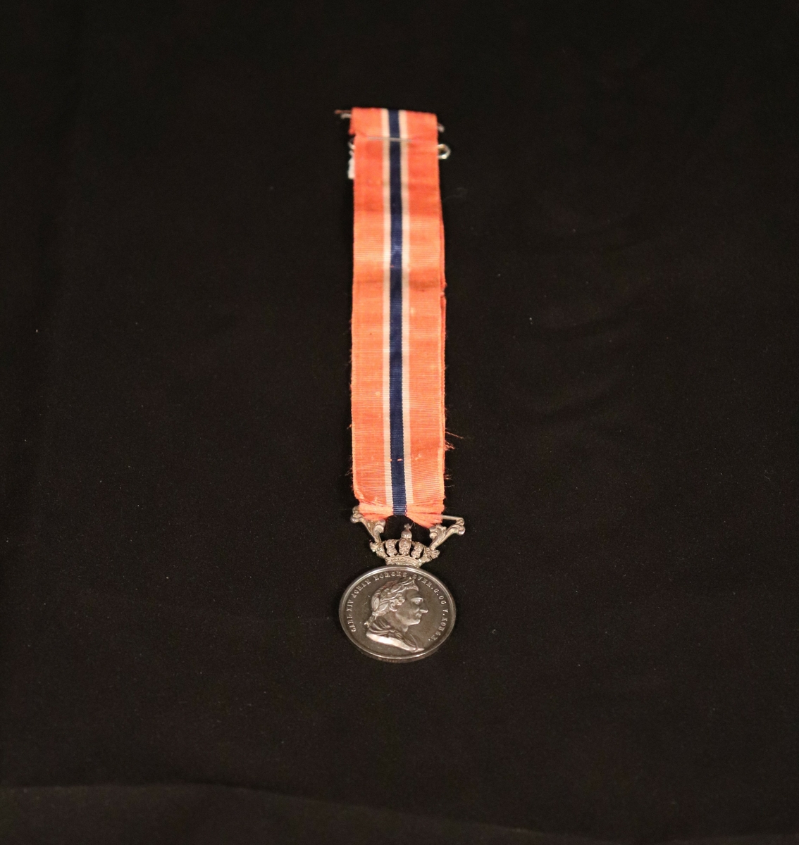 Med krone og sløyfe.
Side 1. er det skrevet Carl XIV Johan Norges Sver.g. og V. Konge.
Side 2. For Borgerdaad. (omkranset av laurbær).