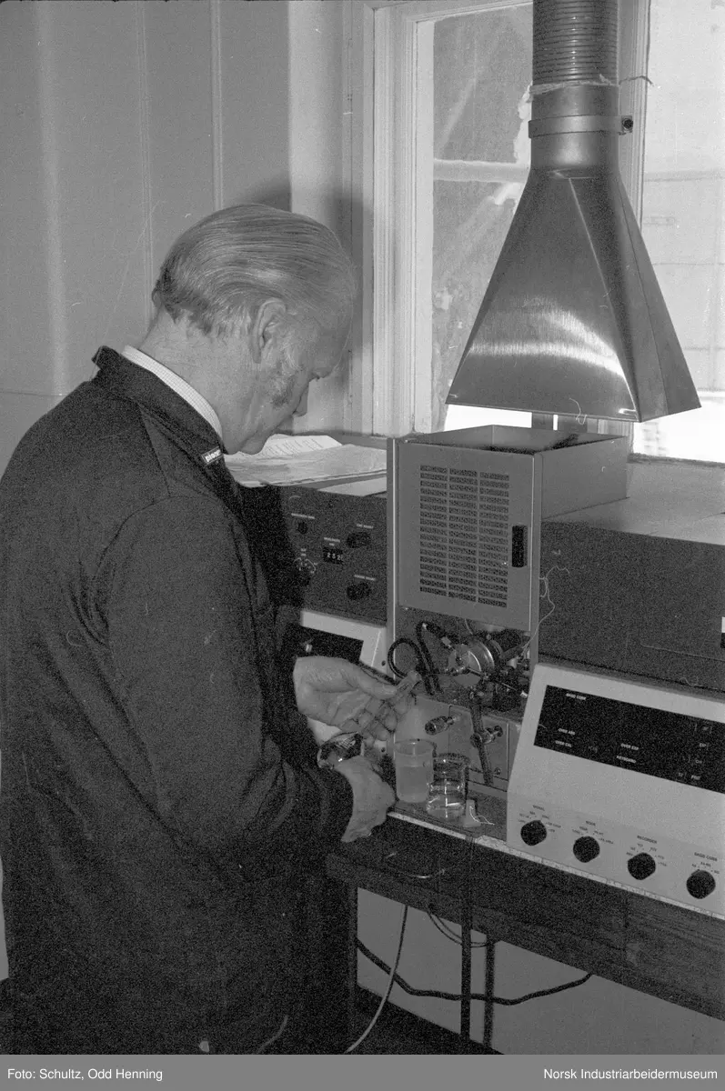 Mann på laboratorie med moderne analyseinstrument.