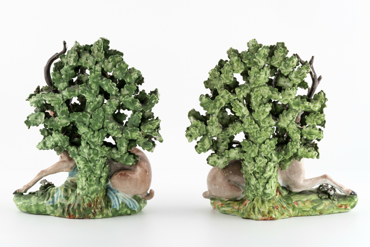 To pyntegjenstander i keramikk, hver i form av  en hjort liggende foran et grønt, mangefarget blomstrende tre. Henholdsvis merket PEM.277 A og B.
Gjenstand A har liggende hjort vendt mot høyre, med hodet vendt mot venstre, munnen åpen og tunga ut, og venstre forbein utstrakt.
Gjenstand B har liggende hjort vendt mot venstre, med delvis lukket munn og høyre forbein utstrakt. 
Begge hjortene har et blått felt som kan se ut som en bølge under brystet. Har tilhørt Sara Fabricius.