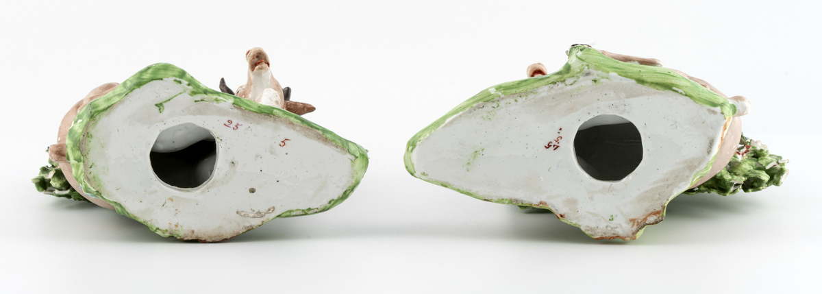 To pyntegjenstander i keramikk, hver i form av  en hjort liggende foran et grønt, mangefarget blomstrende tre. Henholdsvis merket PEM.277 A og B.
Gjenstand A har liggende hjort vendt mot høyre, med hodet vendt mot venstre, munnen åpen og tunga ut, og venstre forbein utstrakt.
Gjenstand B har liggende hjort vendt mot venstre, med delvis lukket munn og høyre forbein utstrakt. 
Begge hjortene har et blått felt som kan se ut som en bølge under brystet. Har tilhørt Sara Fabricius.