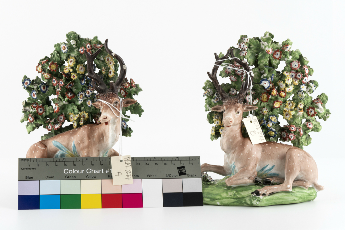 To pyntegjenstander i keramikk, hver i form av  en hjort liggende foran et grønt, mangefarget blomstrende tre. Henholdsvis merket PEM.277 A og B.
Gjenstand A har liggende hjort vendt mot høyre, med hodet vendt mot venstre, munnen åpen og tunga ut, og venstre forbein utstrakt.
Gjenstand B har liggende hjort vendt mot venstre, med delvis lukket munn og høyre forbein utstrakt. 
Begge hjortene har et blått felt som kan se ut som en bølge under brystet. Har tilhørt Sara Fabricius.