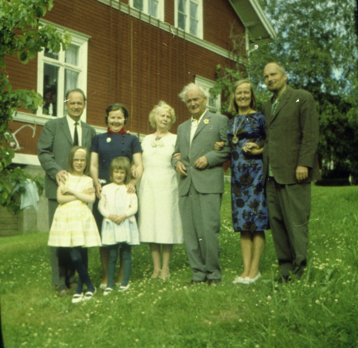 Albert Viksten med fru i mitten, omgivna av barn och barnbarn vid Kronbacka.