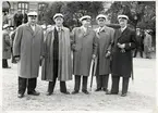 Studentdagen, Växjö 1955.
1905 års studenter, fr.v.: Gunnar Magnusson, Eslöv, John Ahlberg, Växjö, Karl Ljungqvist, Ulricehamn, Gösta Beyer, Stockholm + okänd, utanför läroverket.