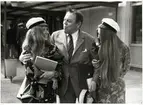 Studentdagen, Växjö 1971.
Nils Hyltén-Cavallius med två unga damer utanför Katedralskolan, Växjö.