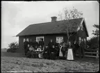 Familj framför hus