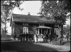 Familj framför hus