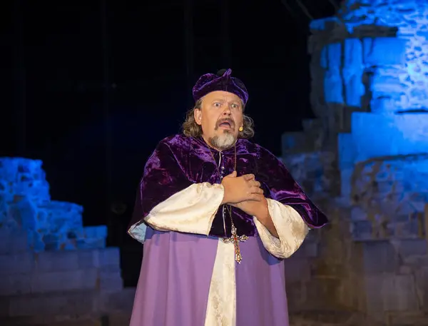 Biskop Mogens knuger hendene sammen i bønn og fortvilelse.