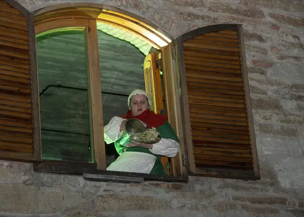 Tjenestejente kaster skyllebøtte ut gjennom et vindu i bispegården.