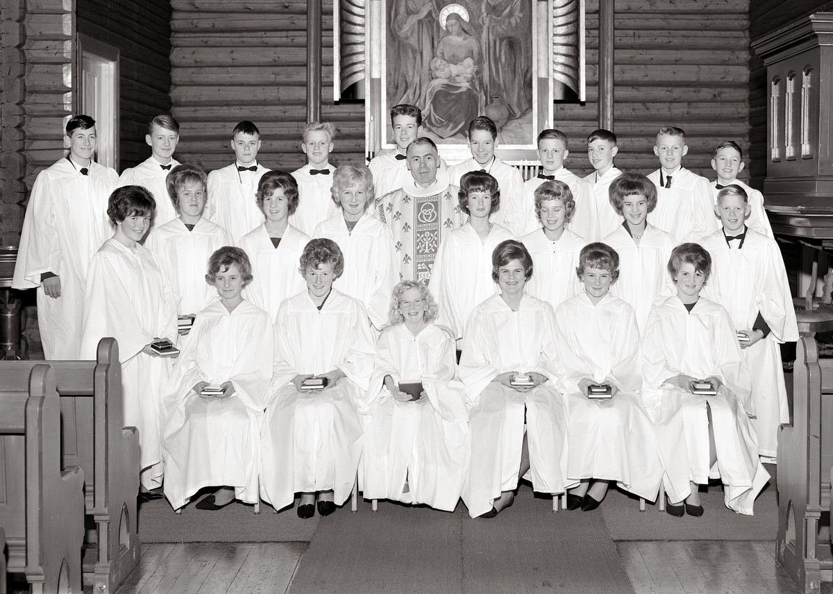 KONFIRMANTER I ØVRE VANG KIRKE, 06.12.1964.
Øvre Vang kirke søndag 6. desember 1964. Gruppe 24 konfirmanter. Prest; Bernt Nesvaag.
Rad1.  (fra venstre)
Lisbeth Thomassen, Anne Grethe Slettvold, Randi Synnøve Skjelbæk, Ragnhild Engh, Ingeborg Nilsen, Liv Konstanse Teksum
Rad 2.
Kari Gudbjørg Skjeseth, Gunhild Pedersen, Reidun Urstad, Kari Skogen, Vigdis Rosenberg, Anne Lise Rogstad, Bjørg Oddveig Alfredsen, Andreas Sæhlie
Rad 3.
Ola Lunde, Alf Engh, Harry Jordet, Ola Bleken Rud, Knut Busterud, Olav Baardseth, Steinar Iversen, Rolf Sandvold, Arvid Olsen, Lars Dæmroen