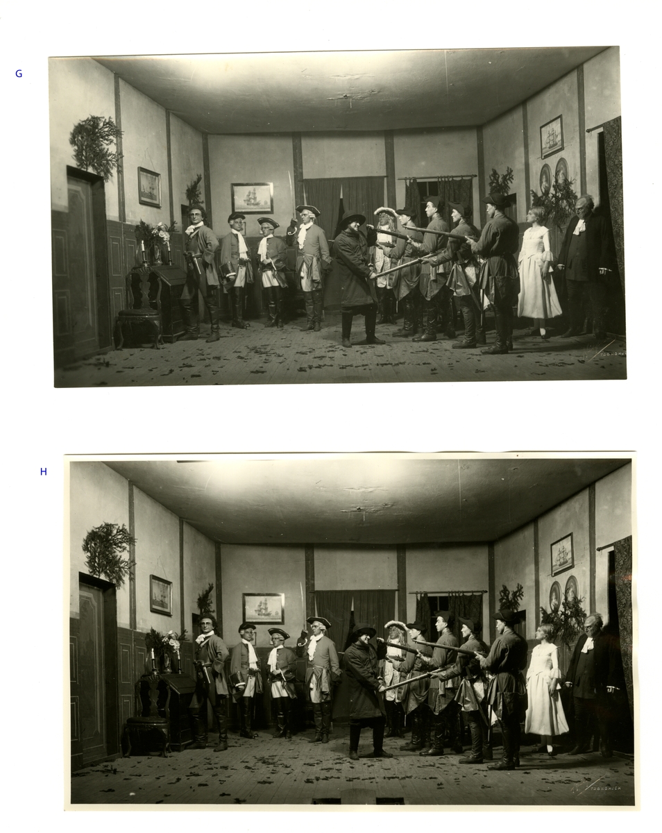 A - Svart/hvitt foto fra forestillingen "Tordenskiold i Dynekilen" på Trøndelag teater i 1920. Fotoet viser en stue, Tordenskjold i midten med armene hvilende på hoftene, andre skuespillere står rundt ham.

B - Svart/hvitt foto fra forestillingen "Tordenskiold i Dynekilen" på Trøndelag teater i 1920. Fotoet viser en stue, Tordenskjold i midten med armene hvilende på hoftene, andre skuespillere står rundt ham.

C - Svart/hvitt foto fra forestillingen "Tordenskiold i Dynekilen" på Trøndelag teater i 1920. Fotoet viser store deler av ensemblet på scenen. 

D - Svart/hvitt foto fra forestillingen "Tordenskiold i Dynekilen" på Trøndelag teater i 1920. Fotoet viser store deler av ensemblet på scenen. 

E - Svart/hvitt foto fra forestillingen "Tordenskiold i Dynekilen" på Trøndelag teater i 1920. Fotoet viser deler av ensemblet på en båt i kamp mot et annet skip i bakgrunnen.

F - Svart/hvitt foto fra forestillingen "Tordenskiold i Dynekilen" på Trøndelag teater i 1920. Fotoet viser deler av ensemblet på en båt i kamp mot et annet skip i bakgrunnen.

G - Svart/hvitt foto fra forestillingen "Tordenskiold i Dynekilen" på Trøndelag teater i 1920. Fotoet viser ensemblet på scenen i uniformer og noen har gevær. Helt til venstre i fotoet ser vi Tordenskjold.

H - Svart/hvitt foto fra forestillingen "Tordenskiold i Dynekilen" på Trøndelag teater i 1920. Fotoet viser ensemblet på scenen i uniformer og noen har gevær. Helt til venstre i fotoet ser vi Tordenskjold.

I - Svart/hvitt foto fra forestillingen "Tordenskiold i Dynekilen" på Trøndelag teater i 1920. Fotoet viser et bilde av Tordenskjoldstatuen på et lerret i bakgrunnen av scenen. Fire medlemmer av ensemblet står  på scenen i ulik oppkledning.

J - Svart/hvitt foto fra forestillingen "Tordenskiold i Dynekilen" på Trøndelag teater i 1920. Fotoet viser Karl Holter som Tordenskjold i stolt positur med en pistol i beltet. I bakgrunnen sees noen soldater.

K - Svart/hvitt foto av Johannes Poulsen i kostyme da han portretterte Tordenskjold i syngespillet  "Tordenskiold" av Adam Oehlenschläger på det kgl. Teater i København i 1919.