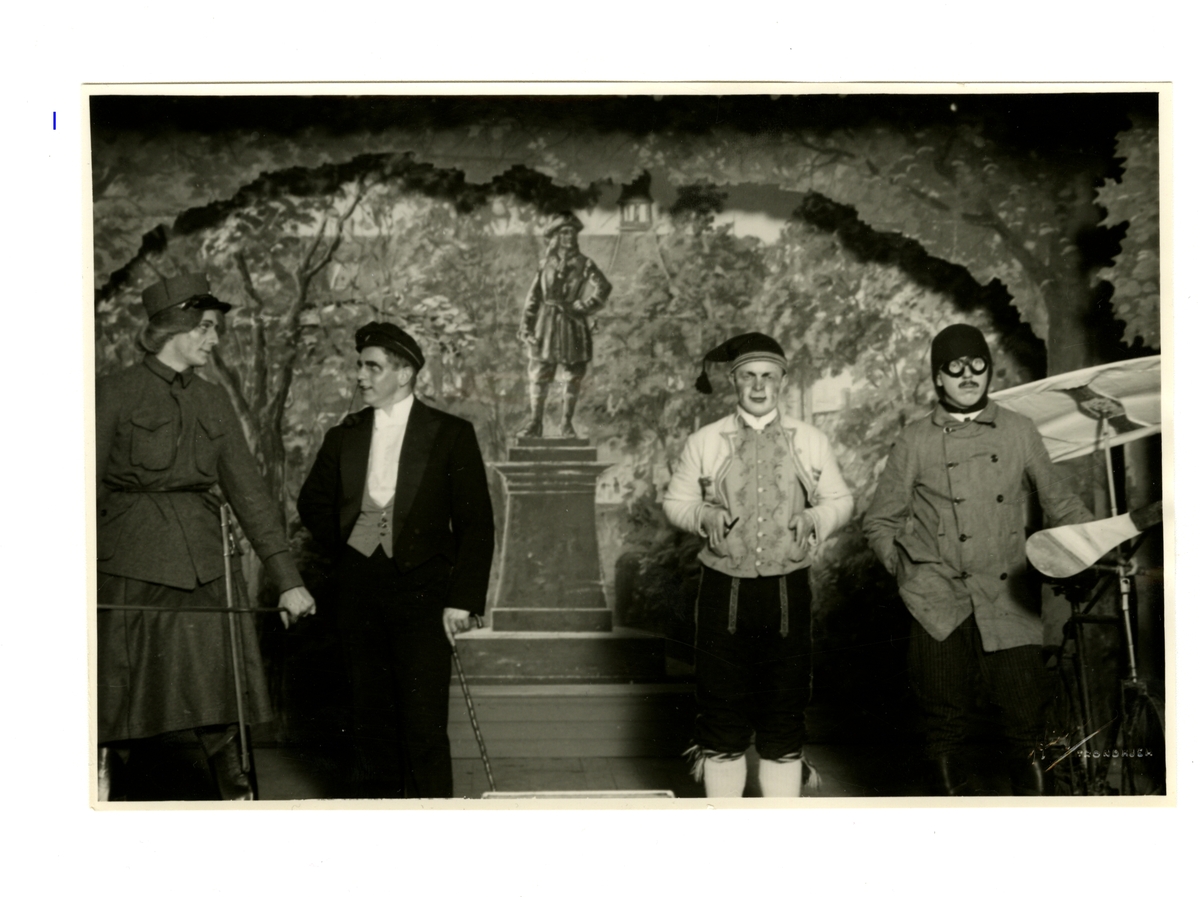 A - Svart/hvitt foto fra forestillingen "Tordenskiold i Dynekilen" på Trøndelag teater i 1920. Fotoet viser en stue, Tordenskjold i midten med armene hvilende på hoftene, andre skuespillere står rundt ham.

B - Svart/hvitt foto fra forestillingen "Tordenskiold i Dynekilen" på Trøndelag teater i 1920. Fotoet viser en stue, Tordenskjold i midten med armene hvilende på hoftene, andre skuespillere står rundt ham.

C - Svart/hvitt foto fra forestillingen "Tordenskiold i Dynekilen" på Trøndelag teater i 1920. Fotoet viser store deler av ensemblet på scenen. 

D - Svart/hvitt foto fra forestillingen "Tordenskiold i Dynekilen" på Trøndelag teater i 1920. Fotoet viser store deler av ensemblet på scenen. 

E - Svart/hvitt foto fra forestillingen "Tordenskiold i Dynekilen" på Trøndelag teater i 1920. Fotoet viser deler av ensemblet på en båt i kamp mot et annet skip i bakgrunnen.

F - Svart/hvitt foto fra forestillingen "Tordenskiold i Dynekilen" på Trøndelag teater i 1920. Fotoet viser deler av ensemblet på en båt i kamp mot et annet skip i bakgrunnen.

G - Svart/hvitt foto fra forestillingen "Tordenskiold i Dynekilen" på Trøndelag teater i 1920. Fotoet viser ensemblet på scenen i uniformer og noen har gevær. Helt til venstre i fotoet ser vi Tordenskjold.

H - Svart/hvitt foto fra forestillingen "Tordenskiold i Dynekilen" på Trøndelag teater i 1920. Fotoet viser ensemblet på scenen i uniformer og noen har gevær. Helt til venstre i fotoet ser vi Tordenskjold.

I - Svart/hvitt foto fra forestillingen "Tordenskiold i Dynekilen" på Trøndelag teater i 1920. Fotoet viser et bilde av Tordenskjoldstatuen på et lerret i bakgrunnen av scenen. Fire medlemmer av ensemblet står  på scenen i ulik oppkledning.

J - Svart/hvitt foto fra forestillingen "Tordenskiold i Dynekilen" på Trøndelag teater i 1920. Fotoet viser Karl Holter som Tordenskjold i stolt positur med en pistol i beltet. I bakgrunnen sees noen soldater.

K - Svart/hvitt foto av Johannes Poulsen i kostyme da han portretterte Tordenskjold i syngespillet  "Tordenskiold" av Adam Oehlenschläger på det kgl. Teater i København i 1919.