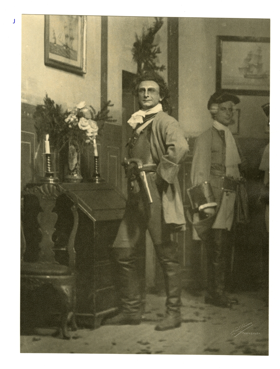 A - Svart/hvitt foto fra forestillingen "Tordenskiold i Dynekilen" på Trøndelag teater i 1920. Fotoet viser en stue, Tordenskjold i midten med armene hvilende på hoftene, andre skuespillere står rundt ham.

B - Svart/hvitt foto fra forestillingen "Tordenskiold i Dynekilen" på Trøndelag teater i 1920. Fotoet viser en stue, Tordenskjold i midten med armene hvilende på hoftene, andre skuespillere står rundt ham.

C - Svart/hvitt foto fra forestillingen "Tordenskiold i Dynekilen" på Trøndelag teater i 1920. Fotoet viser store deler av ensemblet på scenen. 

D - Svart/hvitt foto fra forestillingen "Tordenskiold i Dynekilen" på Trøndelag teater i 1920. Fotoet viser store deler av ensemblet på scenen. 

E - Svart/hvitt foto fra forestillingen "Tordenskiold i Dynekilen" på Trøndelag teater i 1920. Fotoet viser deler av ensemblet på en båt i kamp mot et annet skip i bakgrunnen.

F - Svart/hvitt foto fra forestillingen "Tordenskiold i Dynekilen" på Trøndelag teater i 1920. Fotoet viser deler av ensemblet på en båt i kamp mot et annet skip i bakgrunnen.

G - Svart/hvitt foto fra forestillingen "Tordenskiold i Dynekilen" på Trøndelag teater i 1920. Fotoet viser ensemblet på scenen i uniformer og noen har gevær. Helt til venstre i fotoet ser vi Tordenskjold.

H - Svart/hvitt foto fra forestillingen "Tordenskiold i Dynekilen" på Trøndelag teater i 1920. Fotoet viser ensemblet på scenen i uniformer og noen har gevær. Helt til venstre i fotoet ser vi Tordenskjold.

I - Svart/hvitt foto fra forestillingen "Tordenskiold i Dynekilen" på Trøndelag teater i 1920. Fotoet viser et bilde av Tordenskjoldstatuen på et lerret i bakgrunnen av scenen. Fire medlemmer av ensemblet står  på scenen i ulik oppkledning.

J - Svart/hvitt foto fra forestillingen "Tordenskiold i Dynekilen" på Trøndelag teater i 1920. Fotoet viser Karl Holter som Tordenskjold i stolt positur med en pistol i beltet. I bakgrunnen sees noen soldater.

K - Svart/hvitt foto av Johannes Poulsen i kostyme da han portretterte Tordenskjold i syngespillet  "Tordenskiold" av Adam Oehlenschläger på det kgl. Teater i København i 1919.
