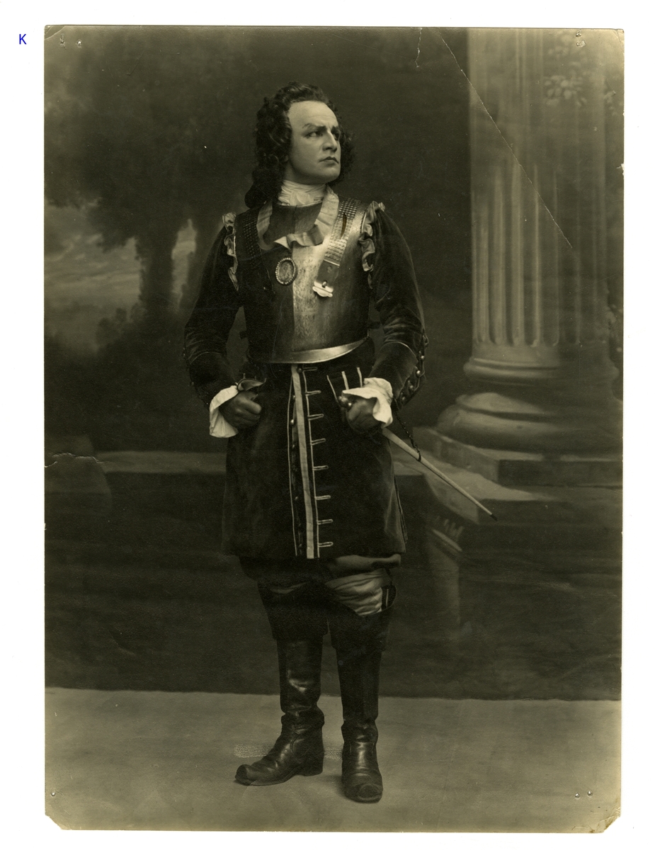 A - Svart/hvitt foto fra forestillingen "Tordenskiold i Dynekilen" på Trøndelag teater i 1920. Fotoet viser en stue, Tordenskjold i midten med armene hvilende på hoftene, andre skuespillere står rundt ham.

B - Svart/hvitt foto fra forestillingen "Tordenskiold i Dynekilen" på Trøndelag teater i 1920. Fotoet viser en stue, Tordenskjold i midten med armene hvilende på hoftene, andre skuespillere står rundt ham.

C - Svart/hvitt foto fra forestillingen "Tordenskiold i Dynekilen" på Trøndelag teater i 1920. Fotoet viser store deler av ensemblet på scenen. 

D - Svart/hvitt foto fra forestillingen "Tordenskiold i Dynekilen" på Trøndelag teater i 1920. Fotoet viser store deler av ensemblet på scenen. 

E - Svart/hvitt foto fra forestillingen "Tordenskiold i Dynekilen" på Trøndelag teater i 1920. Fotoet viser deler av ensemblet på en båt i kamp mot et annet skip i bakgrunnen.

F - Svart/hvitt foto fra forestillingen "Tordenskiold i Dynekilen" på Trøndelag teater i 1920. Fotoet viser deler av ensemblet på en båt i kamp mot et annet skip i bakgrunnen.

G - Svart/hvitt foto fra forestillingen "Tordenskiold i Dynekilen" på Trøndelag teater i 1920. Fotoet viser ensemblet på scenen i uniformer og noen har gevær. Helt til venstre i fotoet ser vi Tordenskjold.

H - Svart/hvitt foto fra forestillingen "Tordenskiold i Dynekilen" på Trøndelag teater i 1920. Fotoet viser ensemblet på scenen i uniformer og noen har gevær. Helt til venstre i fotoet ser vi Tordenskjold.

I - Svart/hvitt foto fra forestillingen "Tordenskiold i Dynekilen" på Trøndelag teater i 1920. Fotoet viser et bilde av Tordenskjoldstatuen på et lerret i bakgrunnen av scenen. Fire medlemmer av ensemblet står  på scenen i ulik oppkledning.

J - Svart/hvitt foto fra forestillingen "Tordenskiold i Dynekilen" på Trøndelag teater i 1920. Fotoet viser Karl Holter som Tordenskjold i stolt positur med en pistol i beltet. I bakgrunnen sees noen soldater.

K - Svart/hvitt foto av Johannes Poulsen i kostyme da han portretterte Tordenskjold i syngespillet  "Tordenskiold" av Adam Oehlenschläger på det kgl. Teater i København i 1919.