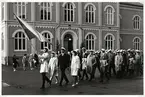 Studentdagar i Växjö, 1968. Nya och gamla studenter paraderar förbi Norrtullskolan, som fungerade som läroverk 1860-1889. 
I andra ledet syns fr.v.: Elisabeth Dahl, Gunnar Hyltén-Cavallius och Margareta Bernstein, alla studenter 1968.
Bakom dem (i 2:a raden) syns bl a professor Curt Gyllenswärd.