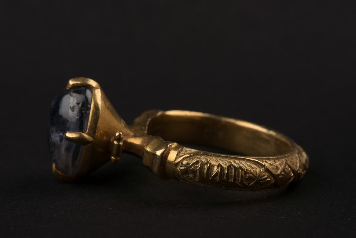 Ring av guld med oval safir.
Safiren vilar i konisk fattning med fyra gripklor. Ursprungligen var troligen ringen belagd med emalj. Ringens utsida har bokstavsfält med betydelsen "safiren vakar över Eder".