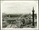 På denna stadsvy från London syns Nelsonkolonnen, Trafalgar Square i förgrunden och The Mall och Buckingham Palace i bakgrunden.