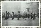 Bilden viser en ceremoni framför Buckinham palace i London.