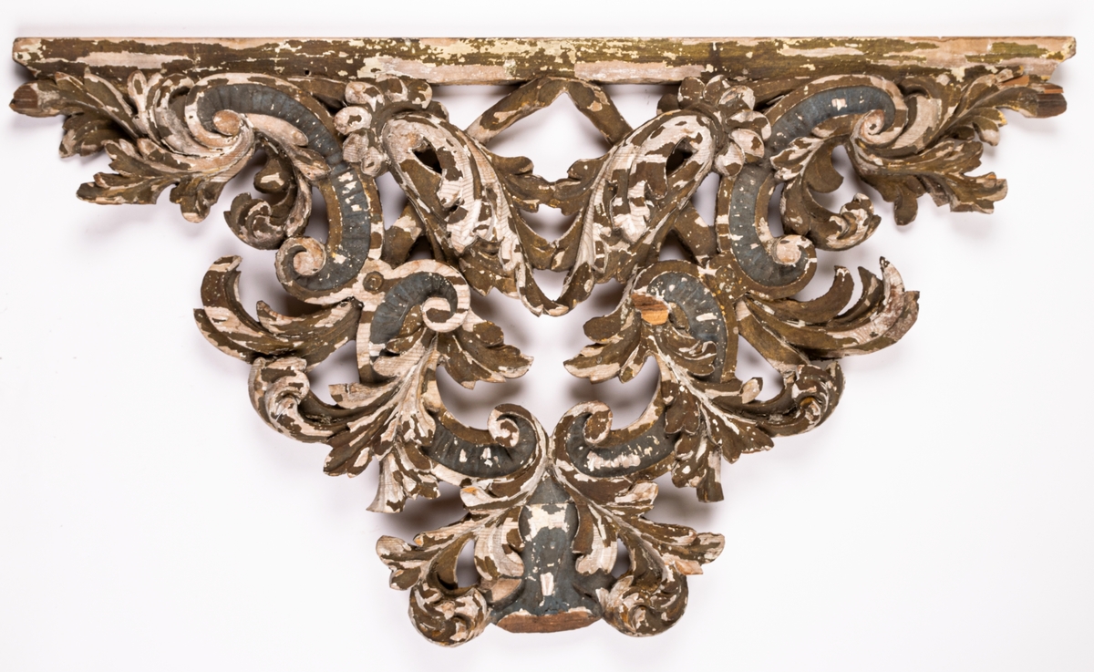 Träornament, barock, gråvitt, eventuellt överstycke till tavla.