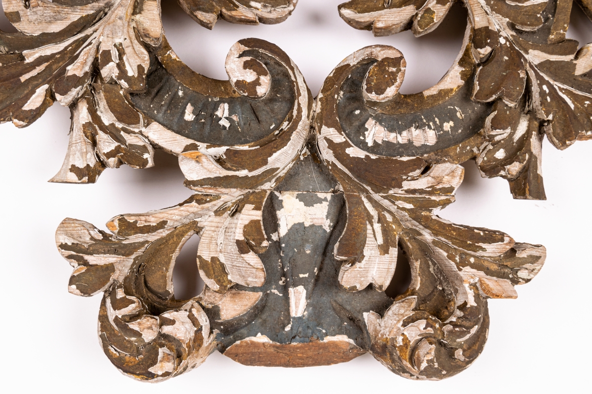 Träornament, barock, gråvitt, eventuellt överstycke till tavla.