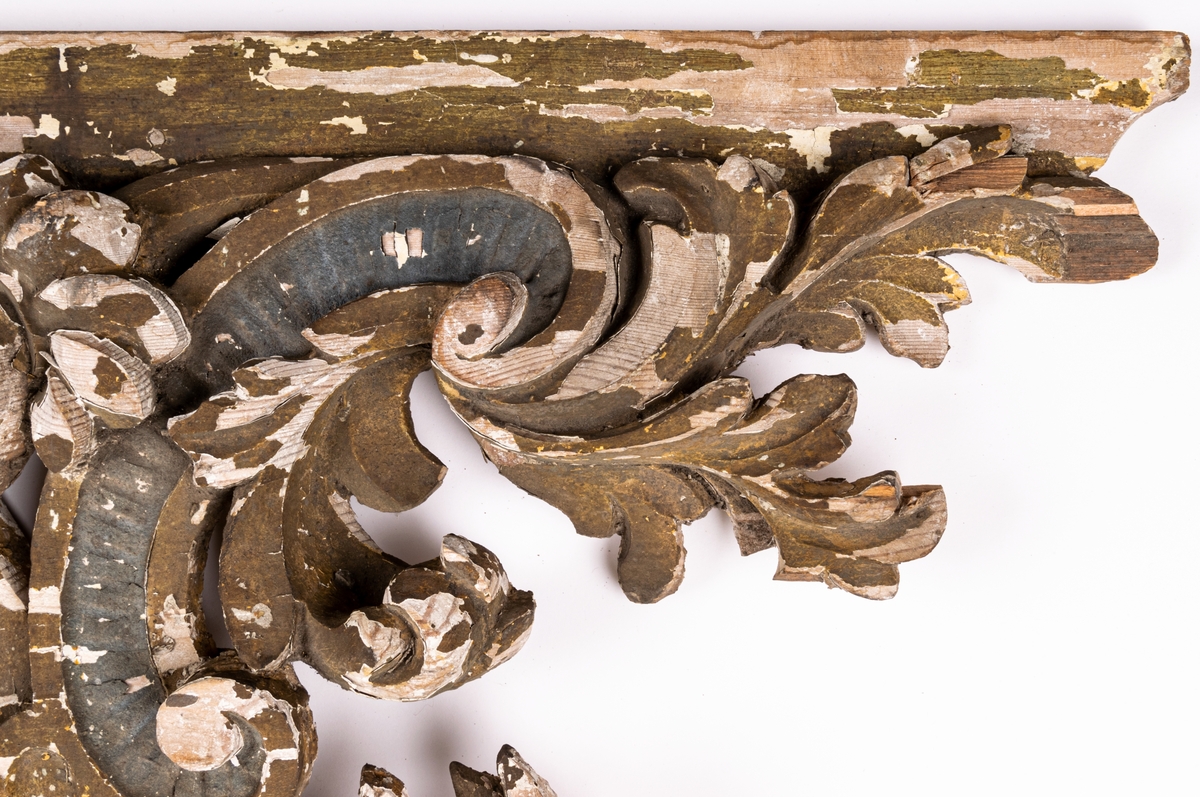 Träornament, barock, gråvitt, eventuellt överstycke till tavla.