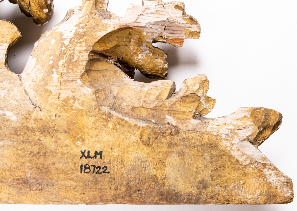 Träornament, barock, gråvitt, eventuellt överstycke till tavla.