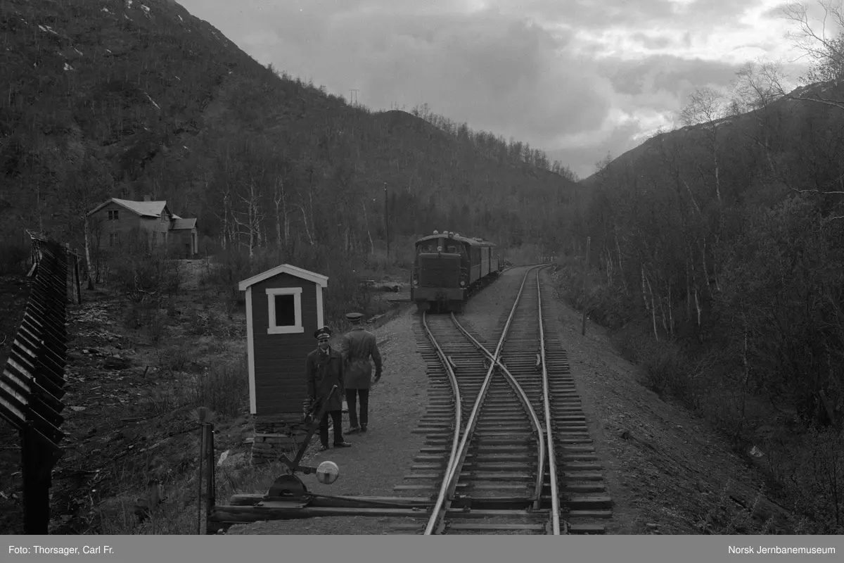 Sulitjelmabanens diesellokomotiv SAULO med persontog avventer kryssing på Hellarmo