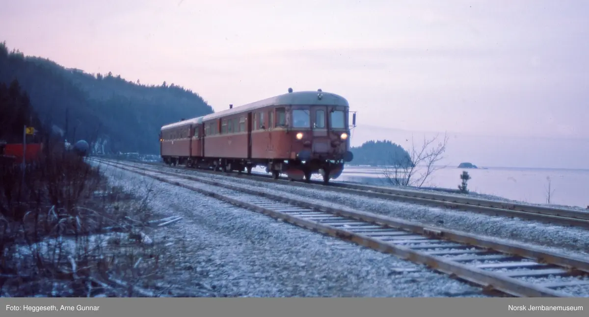 Dieselmotorvognsett type 86 med styrevogn BFS 86 69 og motorvogn BM 86 på Hell stasjon