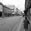 Vy över Östra Storgatan i Jönköping. På vänster sida i bakgrunden ser man Domus Varuhuset som håller på att byggas. År 1959.