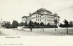 Växjö högre allmänna läroverk fr. sydost (Trädgårdsgatan), 1905. I bakgrunden syns borgmästare Klas Bergendahls hus vid korsningen Parkgatan/Trädgårdsgatan. Till höger skymtar Smålands museums byggnad.