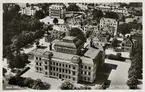 Växjö högre allmänna läroverk. Flygfoto, ca 1945. 
Till vänster syns Blindskolan och Flickskolan i kvarteret Gustaf Adolf, framför dem bl a borgmästare Bergendahls hus i kvarteret Wasa (hörnet Parkgatan/Trädgårdsgatan) och till höger ser man bokhandlare Quidings hus i kvarteret Wasa (hörnet Parkgatan/Södra Järnvägsgatan).