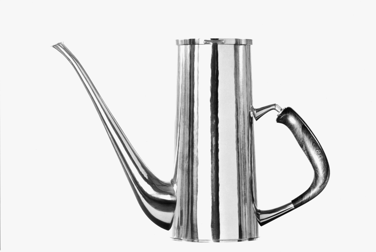 Kaffekanna i silver med handtag jakaranda av formgivare Sigurd Persson
