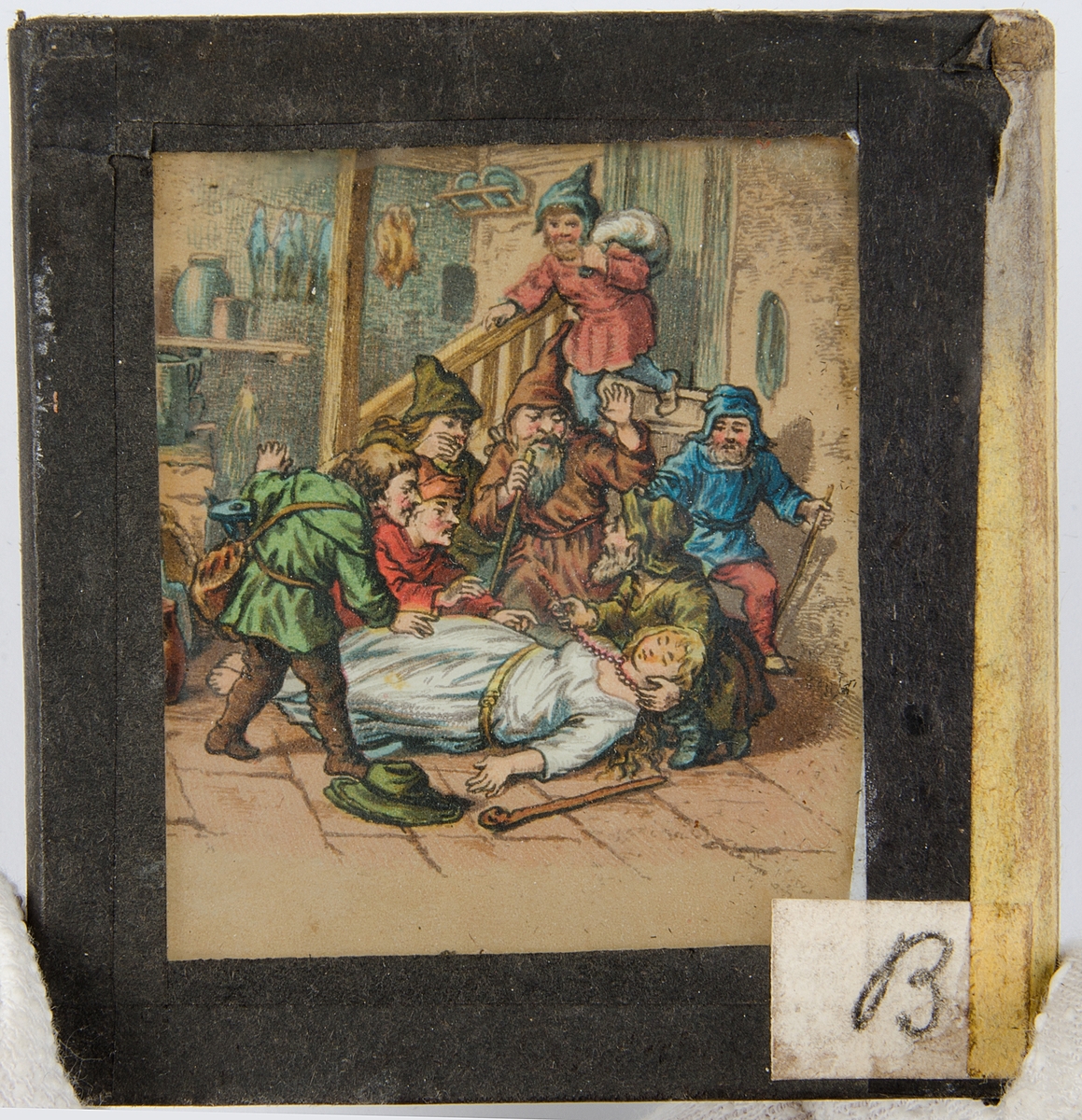 Tjugoåtta skioptikonbilder med motiv från bl.a. olika historiska händelser och sagor. Merparten i färg. Vissa skioptikonbilder, såsom avbildade personer, i sv/v. De flesta har en rosa, gul eller svart tejp som håller ihop de två glasplåtar i vilka motivet är fastsatt i. Vissa av bilderna är numrerade eller märkta med en bokstav.