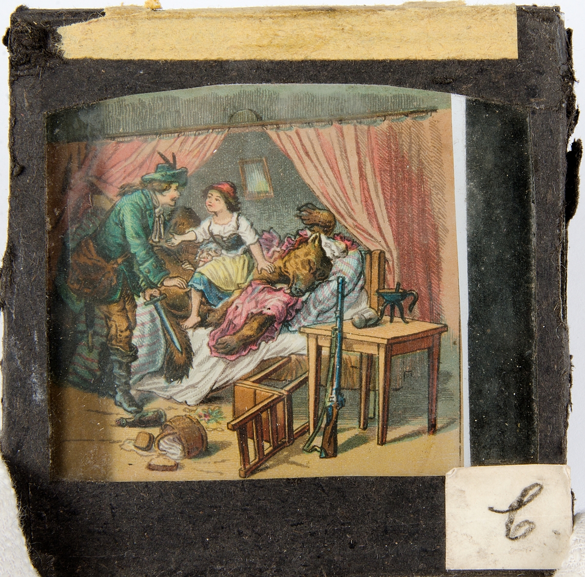 Tjugoåtta skioptikonbilder med motiv från bl.a. olika historiska händelser och sagor. Merparten i färg. Vissa skioptikonbilder, såsom avbildade personer, i sv/v. De flesta har en rosa, gul eller svart tejp som håller ihop de två glasplåtar i vilka motivet är fastsatt i. Vissa av bilderna är numrerade eller märkta med en bokstav.