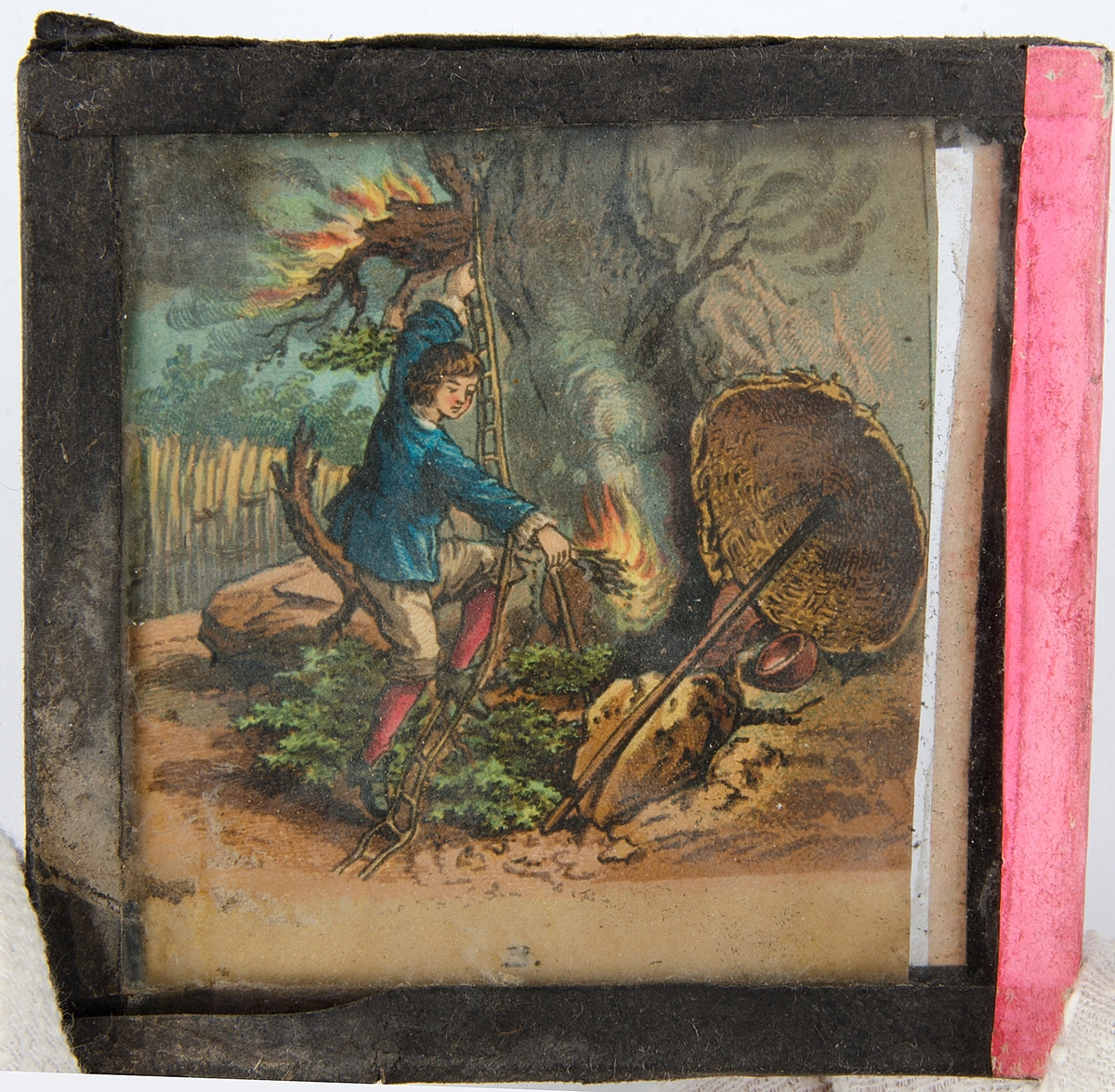 Tjugoåtta skioptikonbilder med motiv från bl.a. olika historiska händelser och sagor. Merparten i färg. Vissa skioptikonbilder, såsom avbildade personer, i sv/v. De flesta har en rosa, gul eller svart tejp som håller ihop de två glasplåtar i vilka motivet är fastsatt i. Vissa av bilderna är numrerade eller märkta med en bokstav.