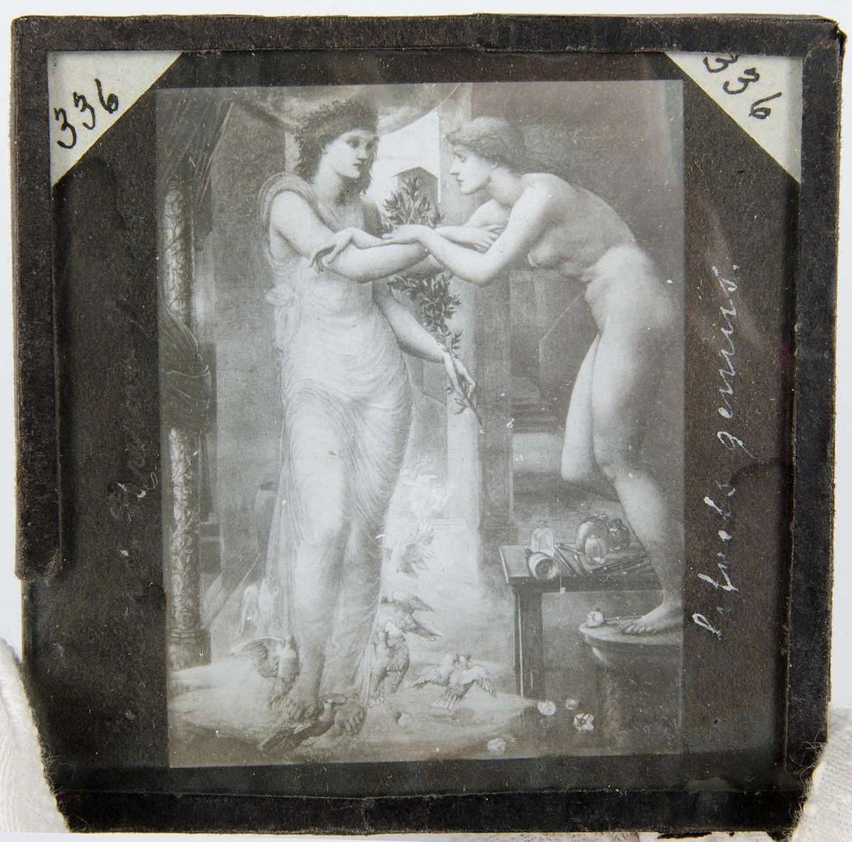 Tjugoåtta skioptikonbilder med motiv från bl.a. olika historiska händelser och sagor. Merparten i färg. Vissa skioptikonbilder, såsom avbildade personer, i sv/v. De flesta har en rosa, gul eller svart tejp som håller ihop de två glasplåtar i vilka motivet är fastsatt i. Vissa av bilderna är numrerade eller märkta med en bokstav.