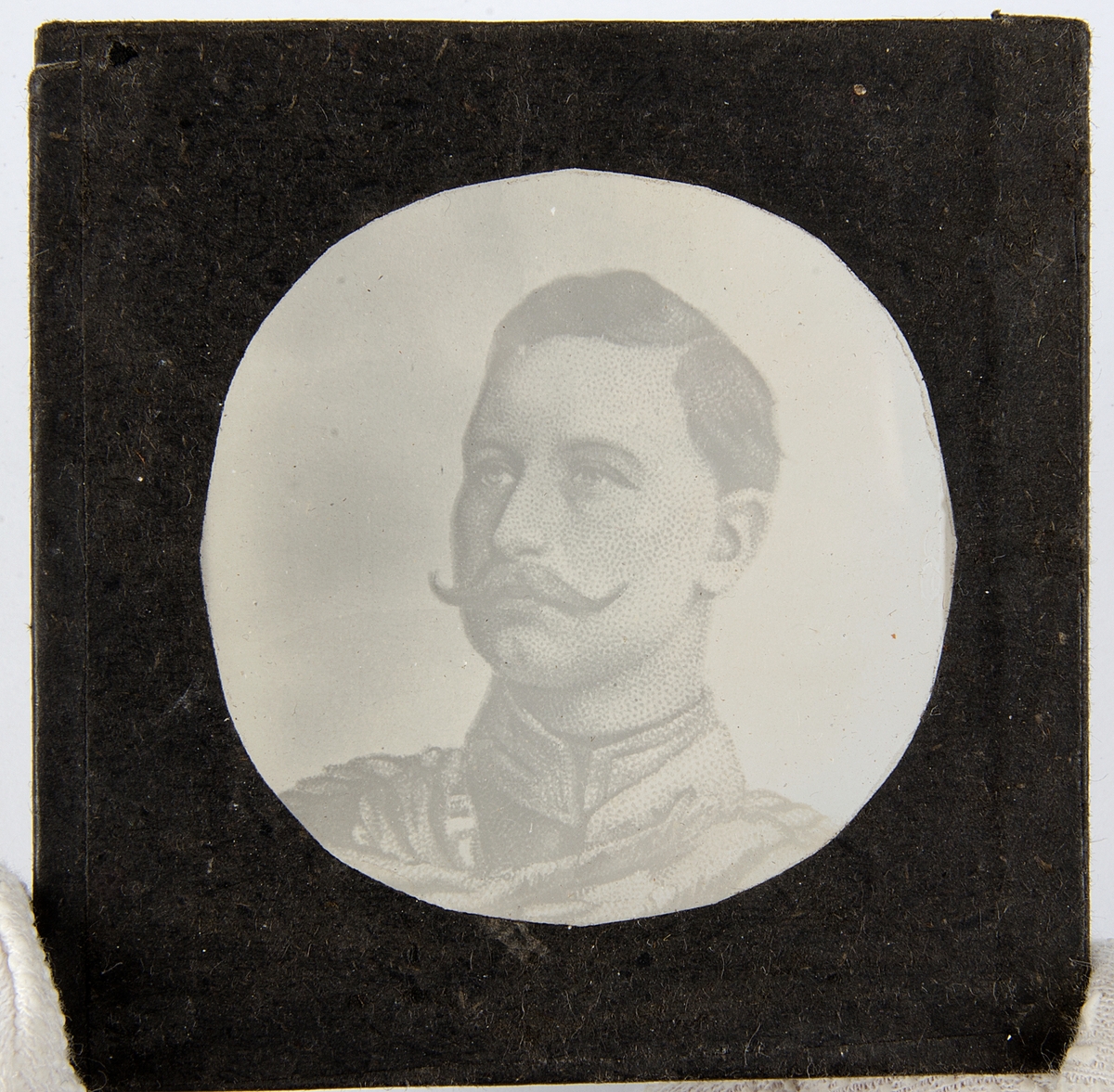 Tjugoåtta skioptikonbilder med motiv från bl.a. olika historiska händelser och sagor. Merparten i färg. Vissa skioptikonbilder, såsom avbildade personer, i sv/v. De flesta har en rosa, gul eller svart tejp som håller ihop de två glasplåtar i vilka motivet är fastsatt i. Vissa av bilderna är numrerade eller märkta med en bokstav.