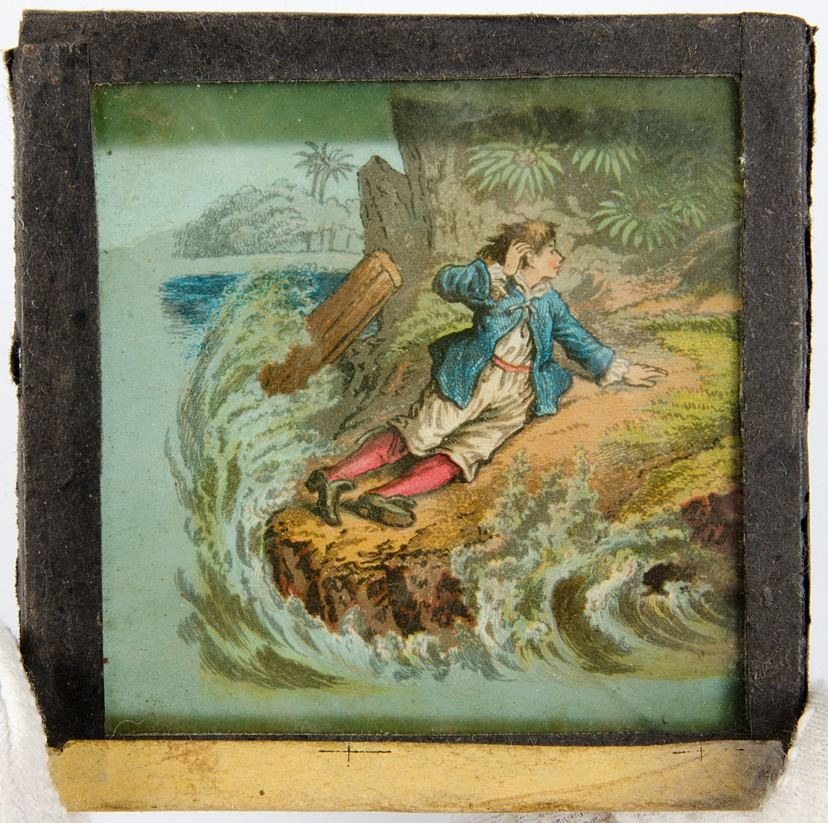 Tjugoåtta skioptikonbilder med motiv från bl.a. olika historiska händelser och sagor. Merparten i färg. Vissa skioptikonbilder, såsom avbildade personer, i sv/v. De flesta har en rosa, gul eller svart tejp som håller ihop de två glasplåtar i vilka motivet är fastsatt i. Vissa av bilderna är numrerade eller märkta med en bokstav.