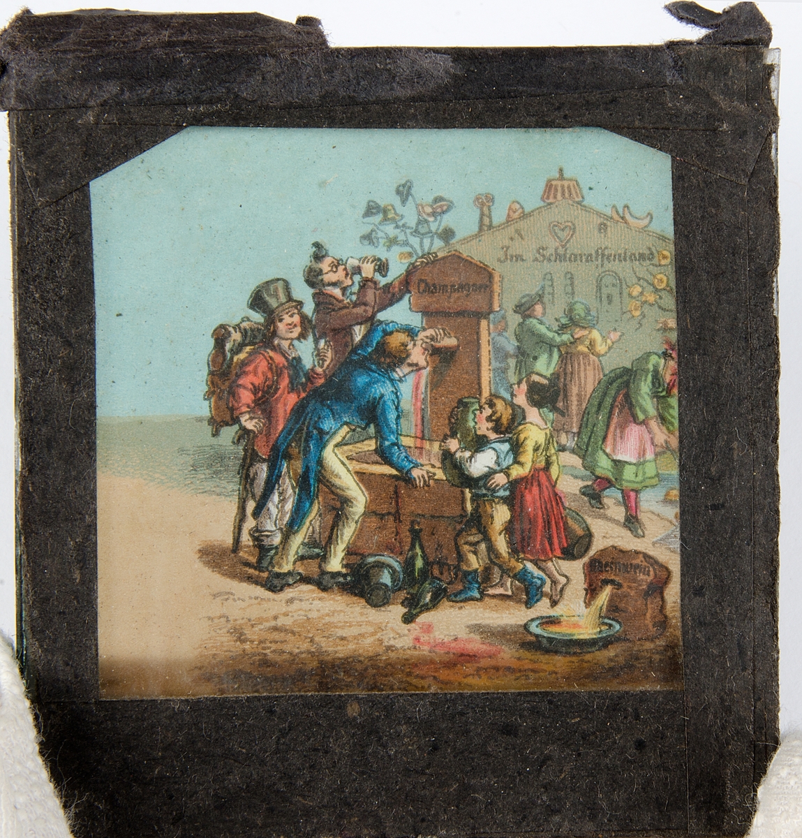 Tjugoåtta skioptikonbilder med motiv från bl.a. olika historiska händelser och sagor. Merparten i färg. Vissa skioptikonbilder, såsom avbildade personer, i sv/v. De flesta har en rosa, gul eller svart tejp som håller ihop de två glasplåtar i vilka motivet är fastsatt i. Vissa av bilderna är numrerade eller märkta med en bokstav.